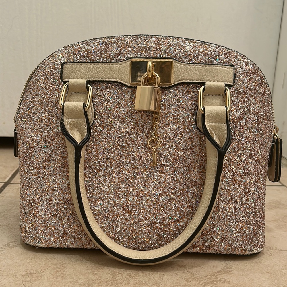 Women’s Aldo purse.
